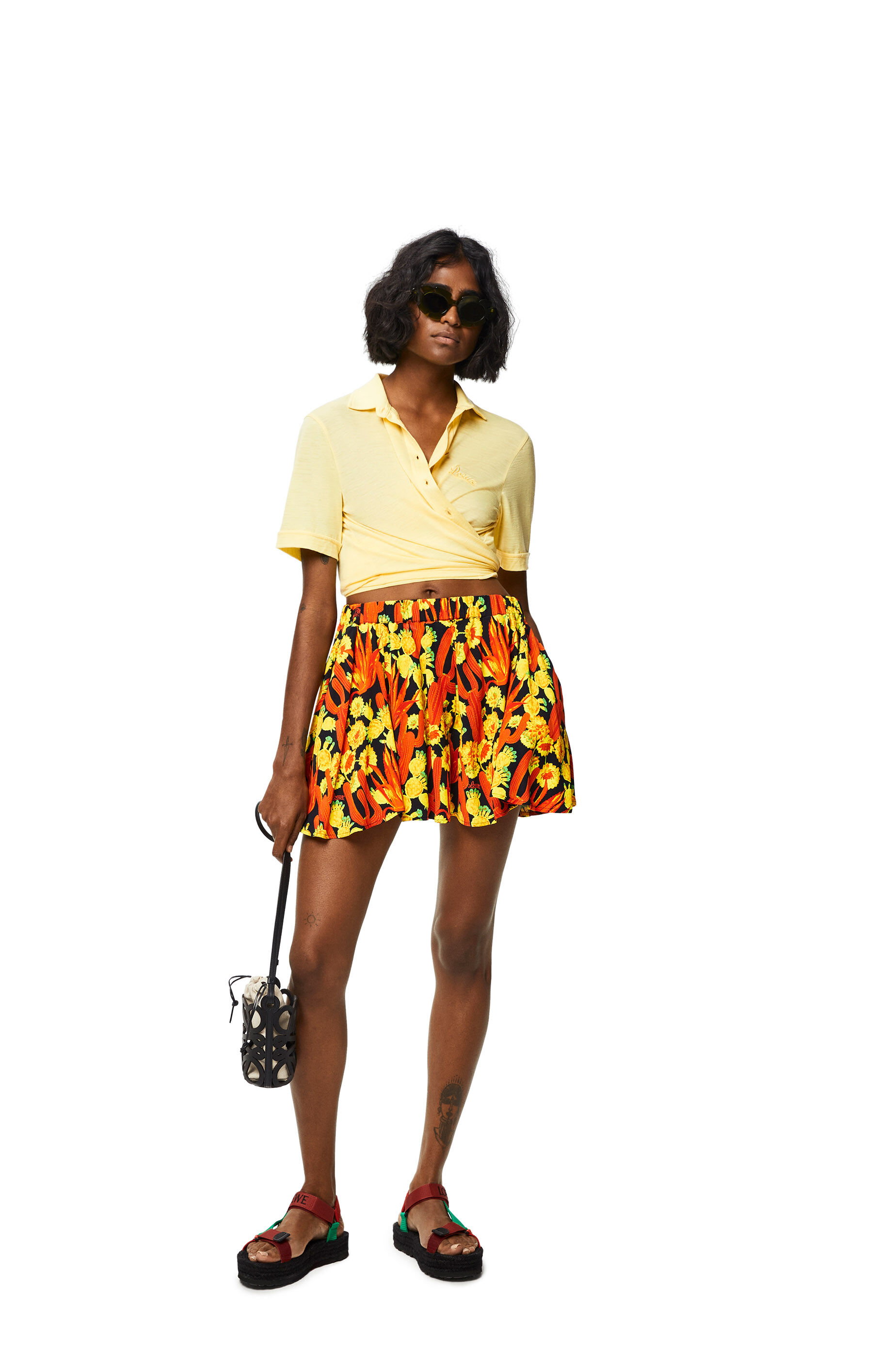 Pantalón corto acampanado en viscosa con estampado de cactus  Negro/Naranja/Oro - LOEWE