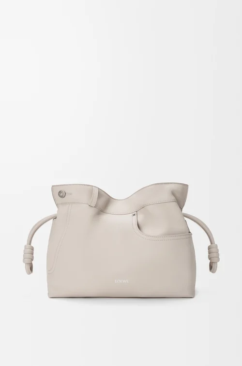 LOEWE Flamenco clutch moyen Panta en cuir de veau brillant Light Ghost