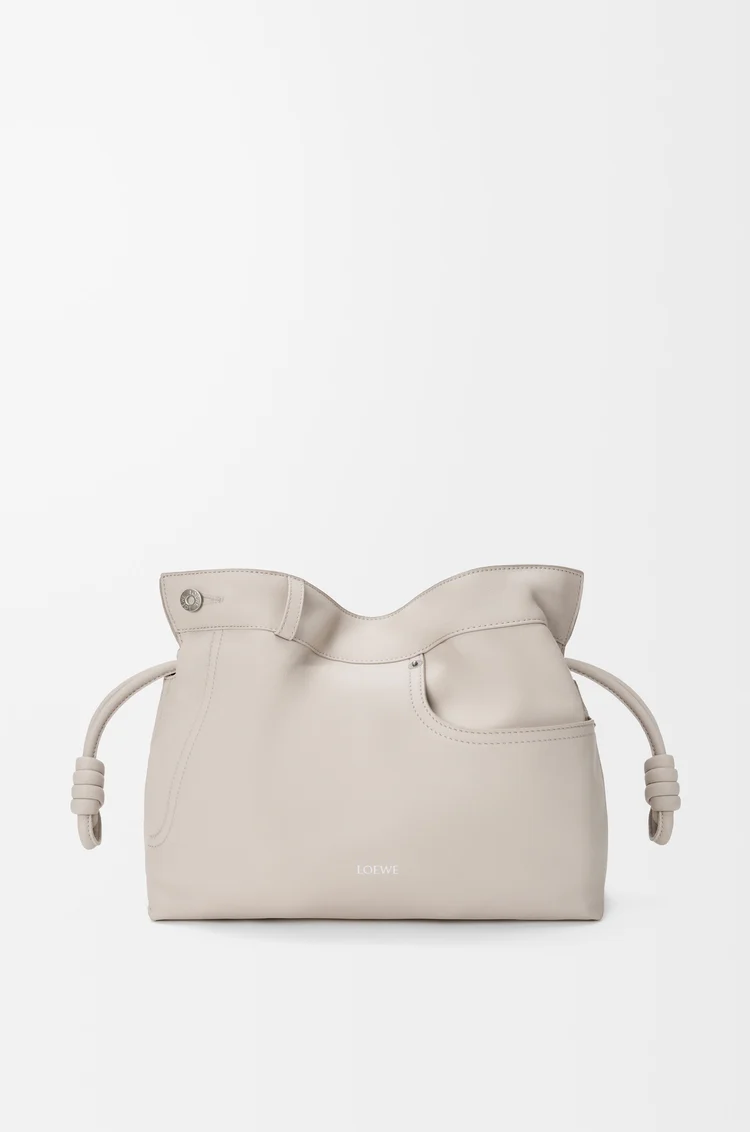 LOEWE パンタ フラメンコクラッチ ミディアム（シャイニーカーフ） ライトゴースト