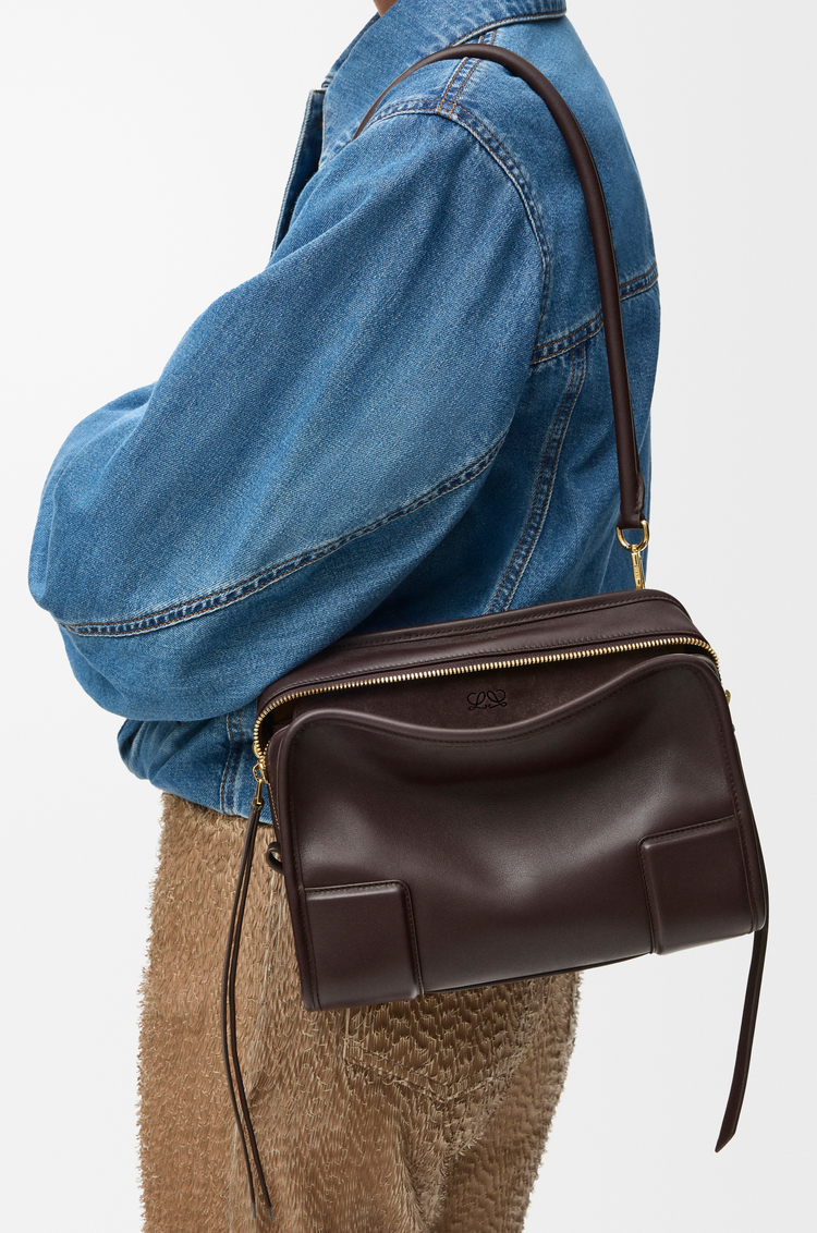 LOEWE Bolso Amazona 180 pequeño en piel de ternera suave Brownie Oscuro