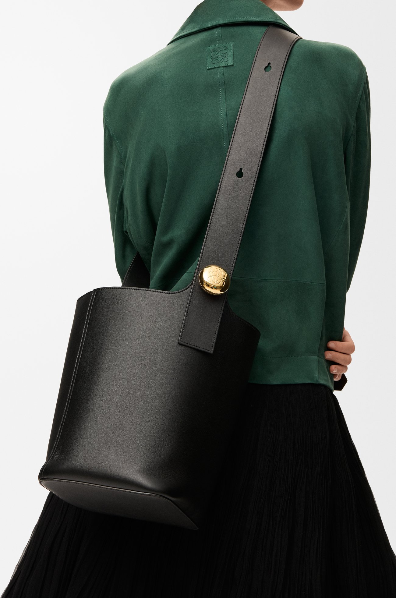 LOEWE Medium Pebble bucket in smooth calfskin Black