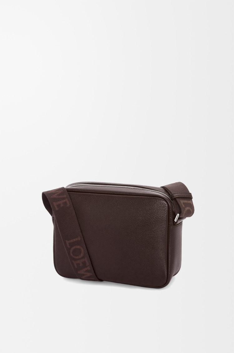 LOEWE Pebble messenger moyen en cuir de veau grainé souple Sang De Bœuf