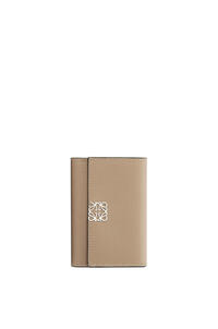 LOEWE Anagram small vertical wallet in pebble grain calfskin 沙色
