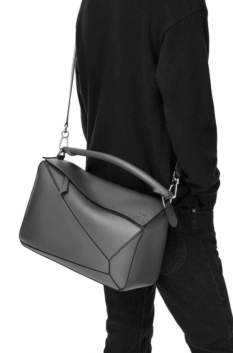 LOEWE Large Puzzle Edge bag in grained calfskin Chocolate pdp_rd