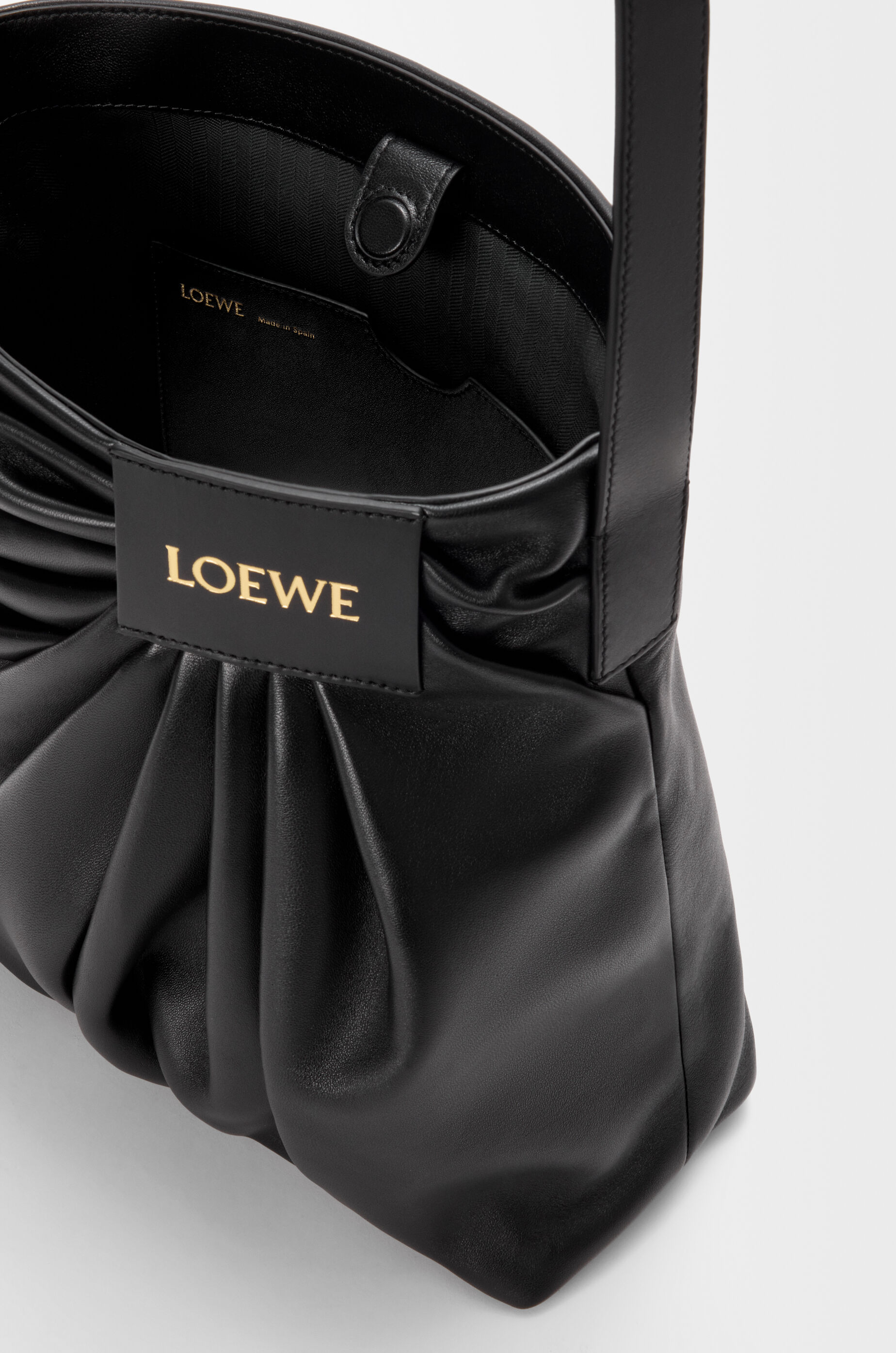 柔软纳帕羊皮革Draped 手袋黑色- LOEWE International official website