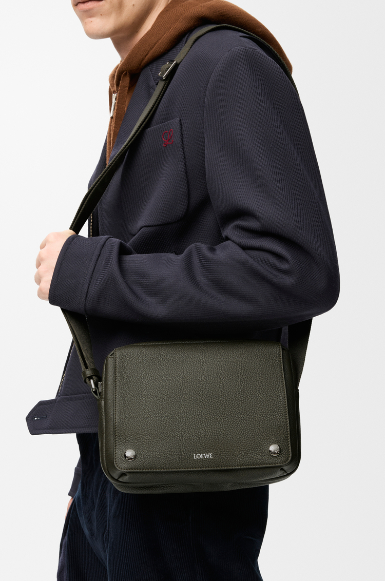 LOEWE Bolso Pebble Messenger mediano en piel de ternera graneada flexible Verde Caqui Oscuro