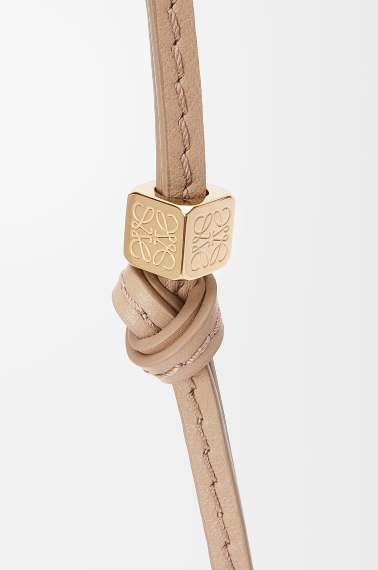 LOEWE 小型 Anagram 小牛皮帶 Sand Tonal/Gold