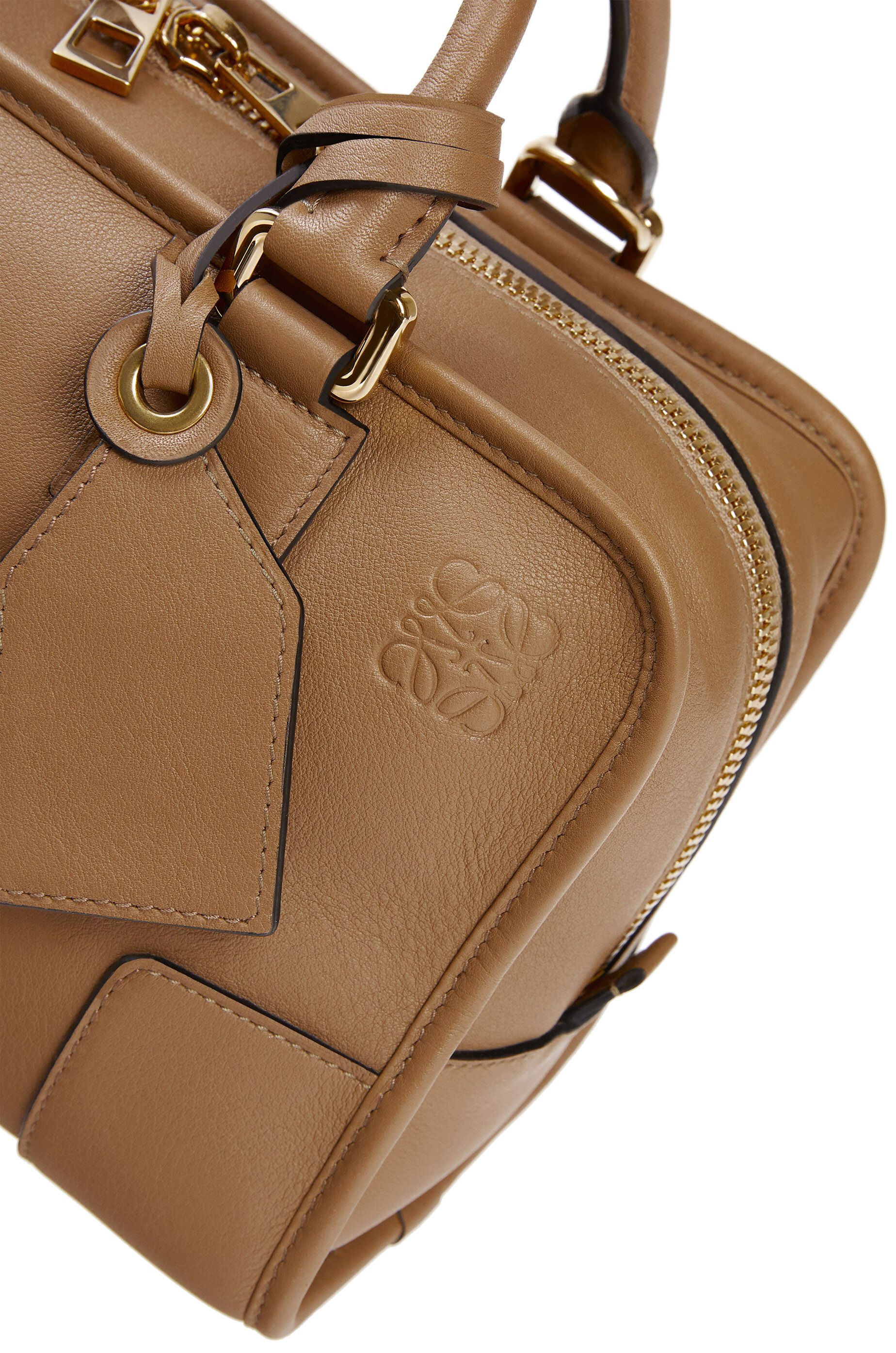 アマソナ28 バッグ クラシックカーフ ミンク Loewe