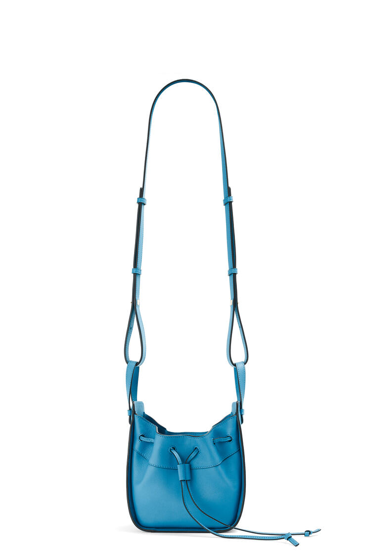 LOEWE Bolso Hammock Drawstring mini en piel de ternera clásica Azul Laguna