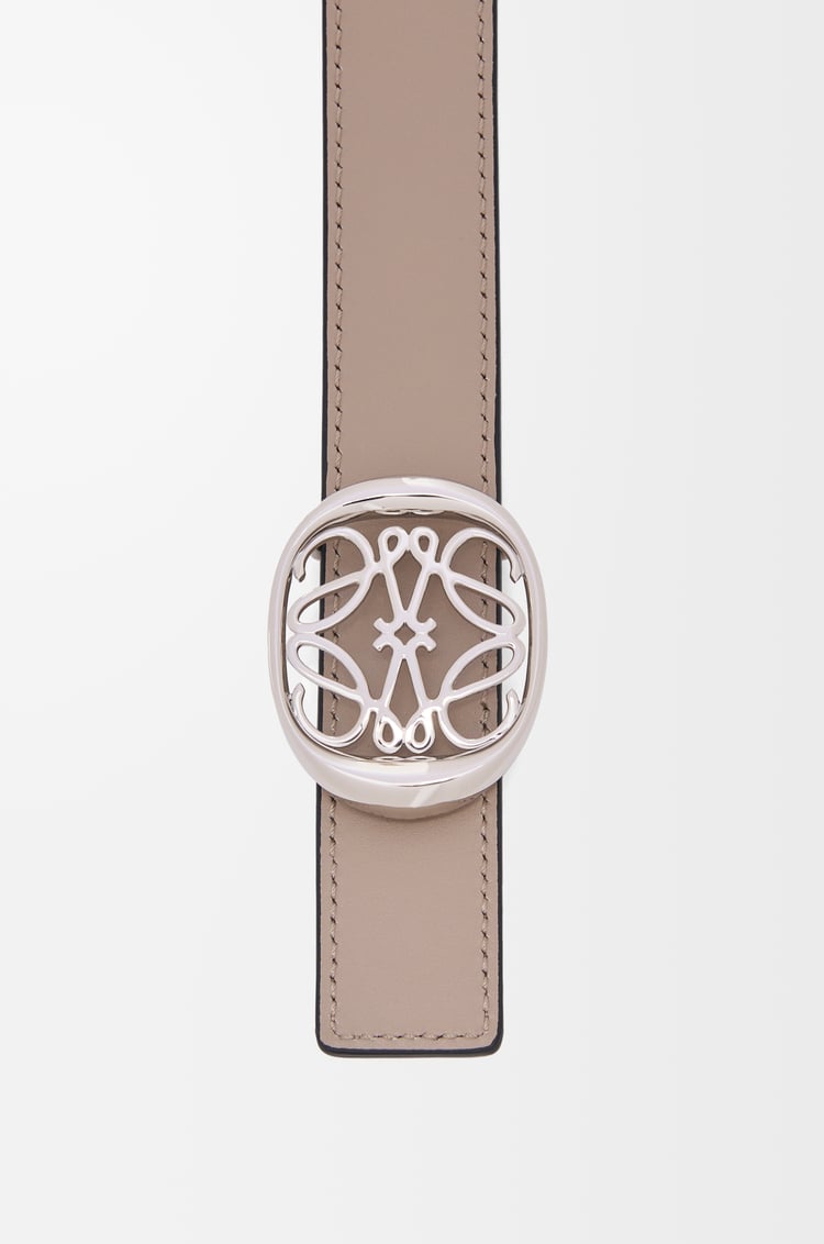 LOEWE Cinturón reversible Anagram Ellipse en piel de ternera Desierto Cálido/Arena/Paladio