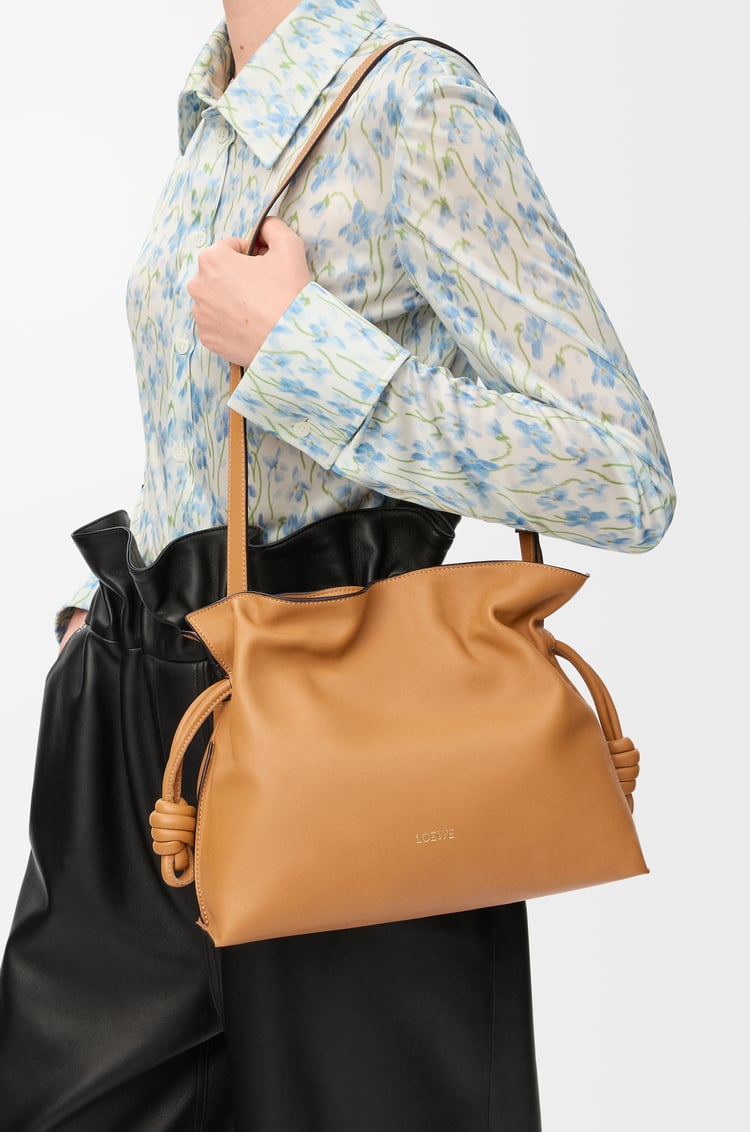 LOEWE Bolso Flamenco Clutch mediano en piel napa de ternera Desierto Cálido