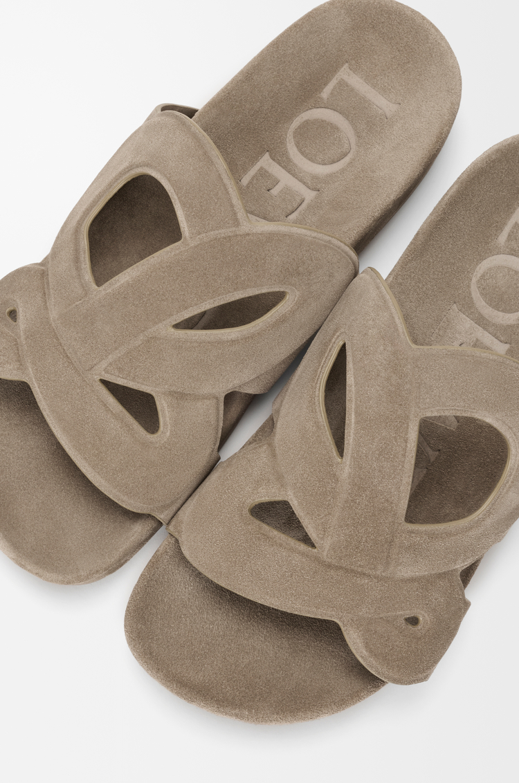 LOEWE Sandalia Ease Monogram en ante Gris Piedra