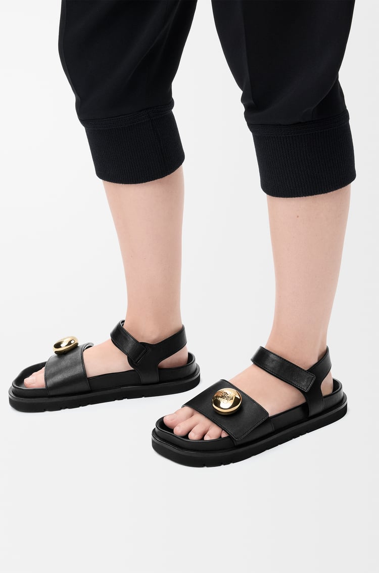 LOEWE Pebble Fußbett Sandale aus weichem Kalbsleder Schwarz
