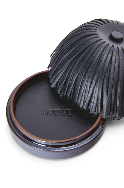 LOEWE Pequeña caja en forma de borla de cerámica y piel de ternera Negro plp_rd