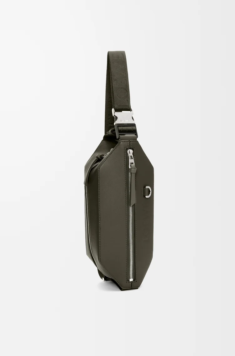 LOEWE Slingbag Convertible in pelle di vitello classica Verde Kaki Scuro