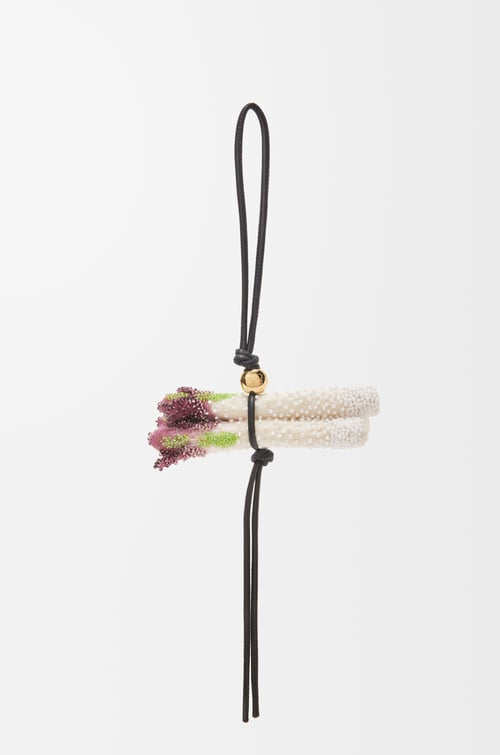 LOEWE Charm Asparagus en fieltro con cuentas Carmesí/Blanco Suave plp_rd