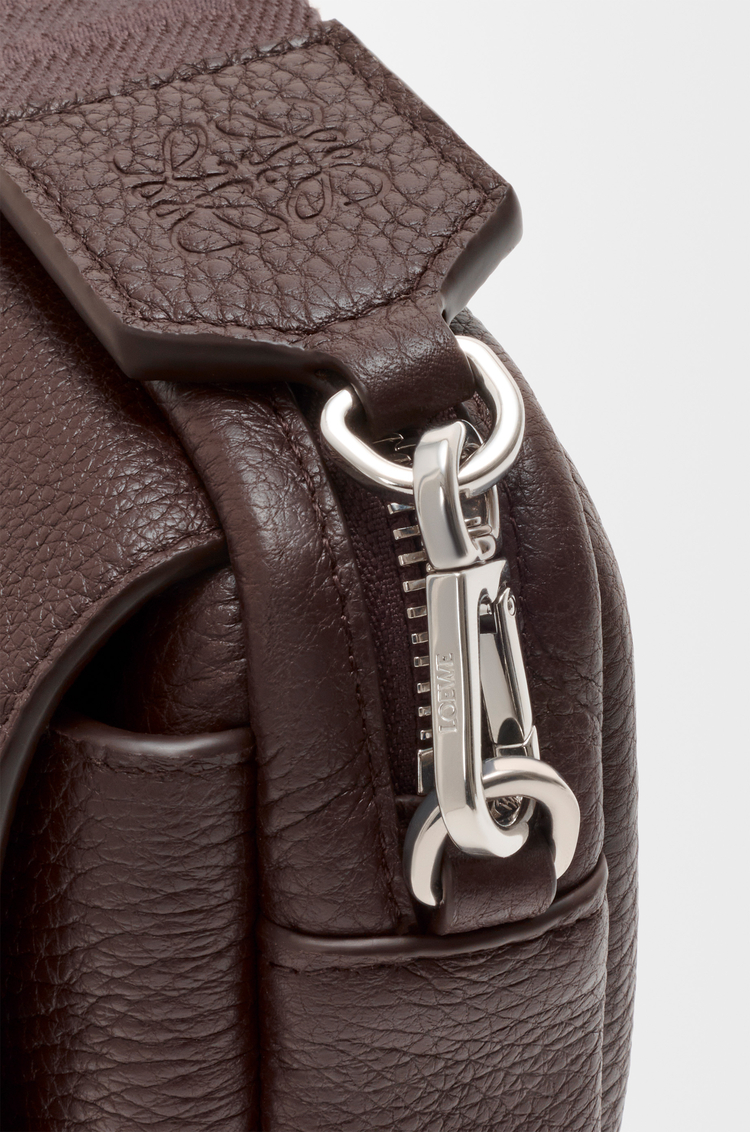 LOEWE 小号柔软粒面牛皮革 Pebble 邮差包 巧克力色