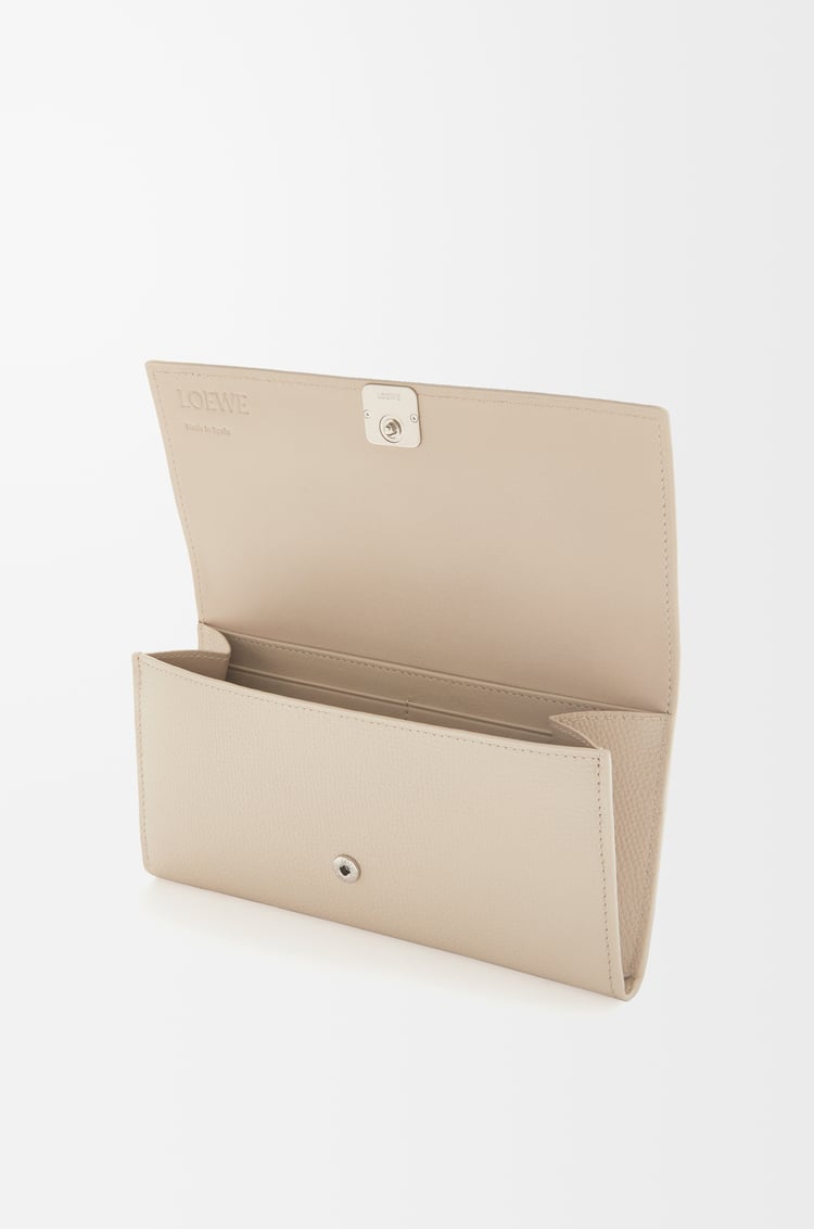 LOEWE アナグラム コンティネンタル ウォレット（ペブルグレインカーフ） ライトゴースト
