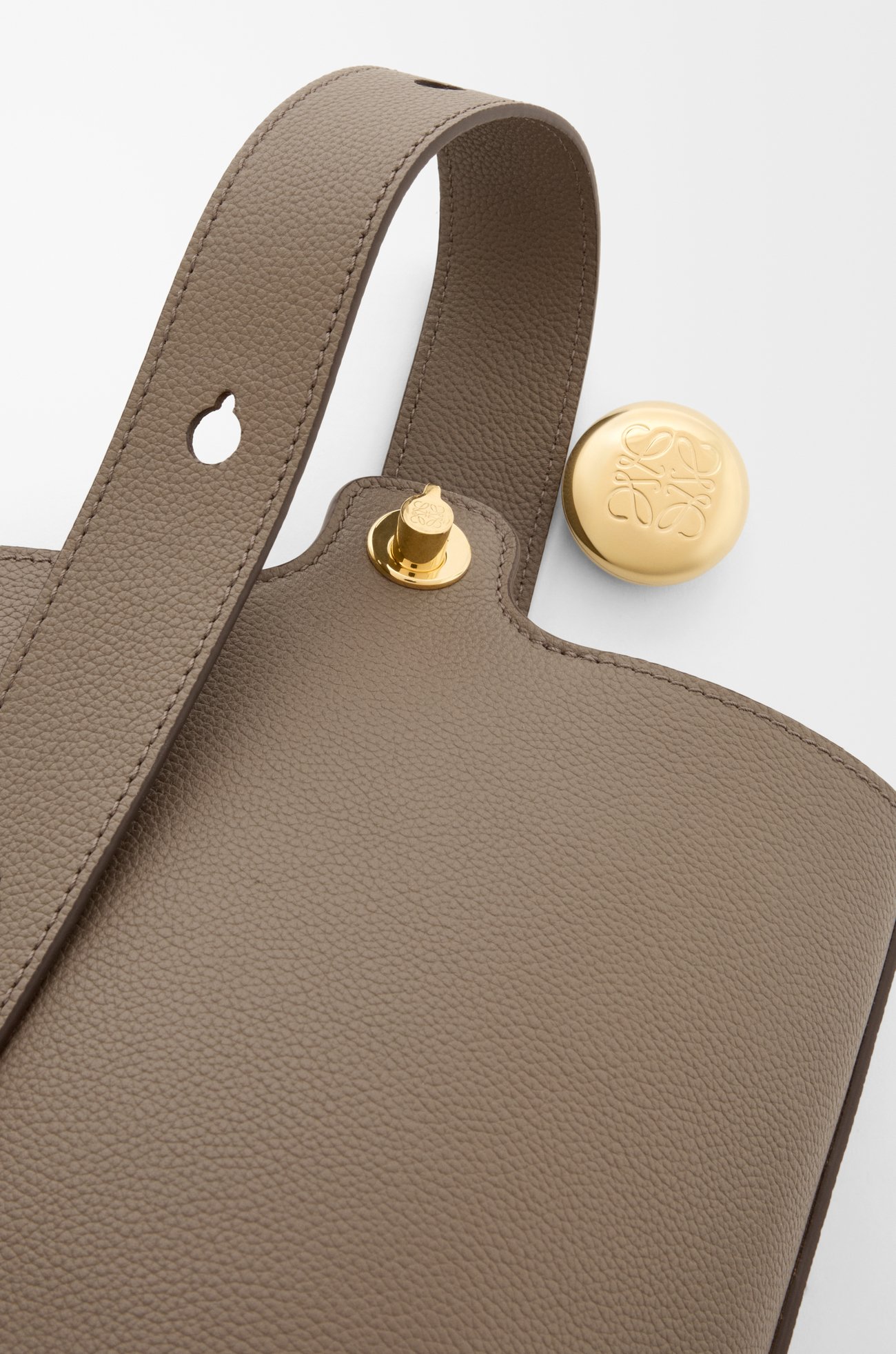 LOEWE ぺブル バケットバッグ ミニ（ソフトグレインカーフ） トープ