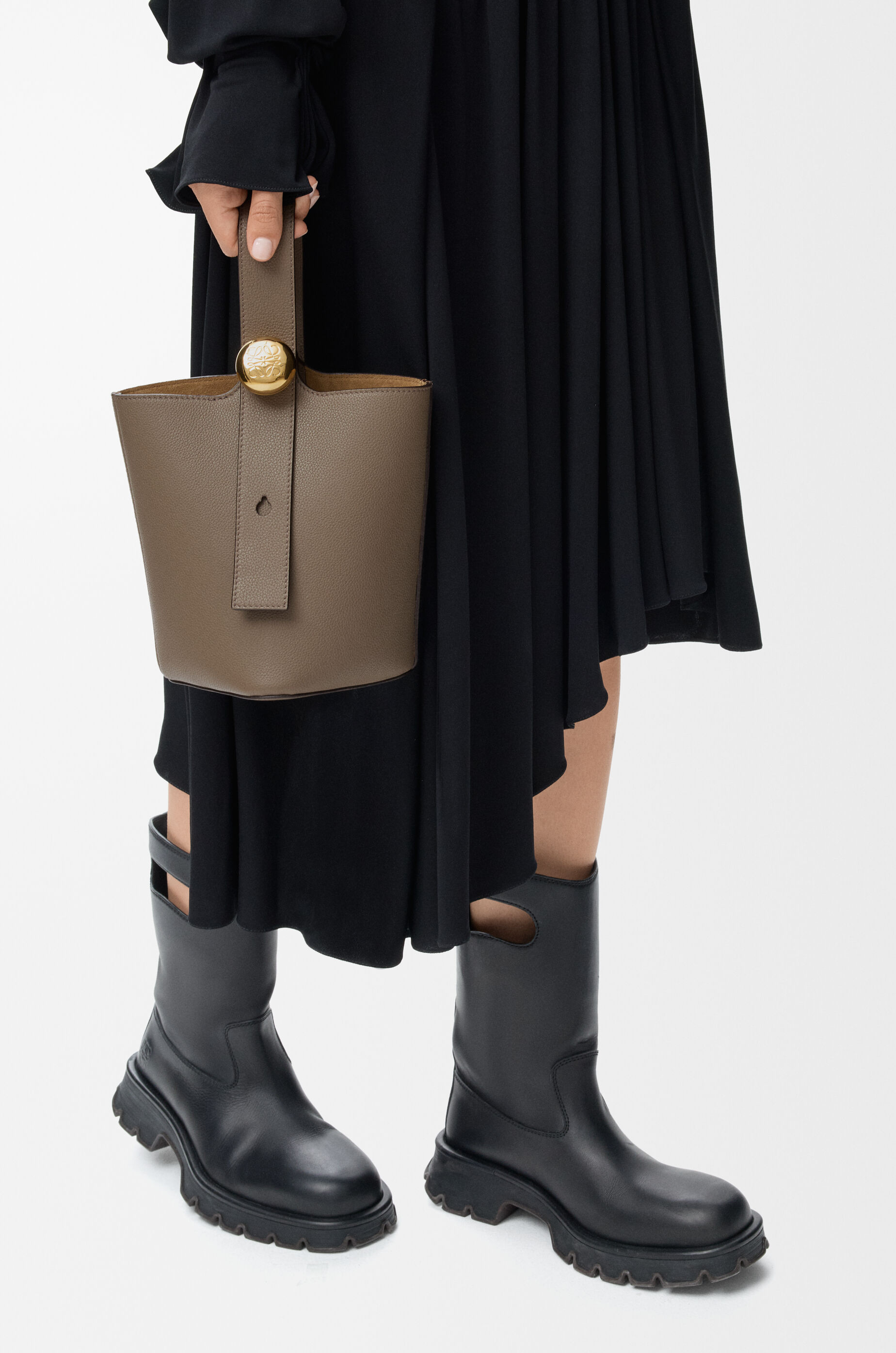 ぺブル バケットバッグ ミニ（ソフトグレインカーフ） ブラウン - LOEWE