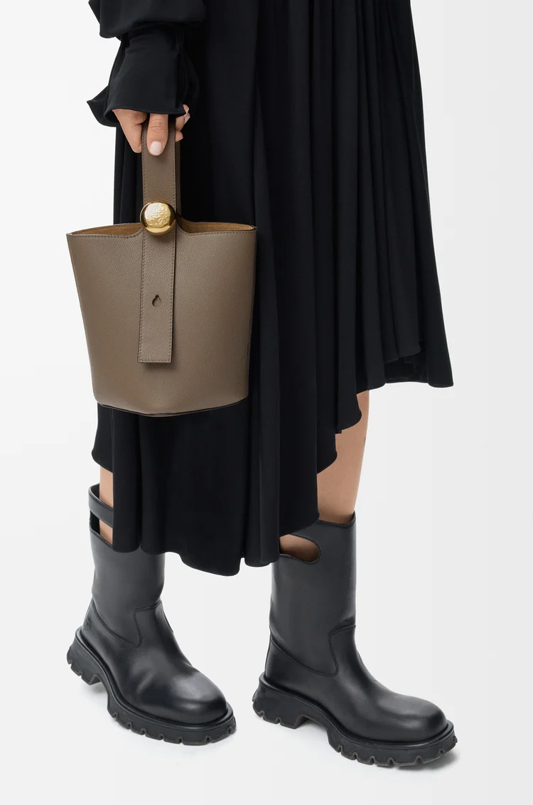 LOEWE Mini Pebble Bucket Bag aus weichem, genarbtem Kalbsleder Taupe