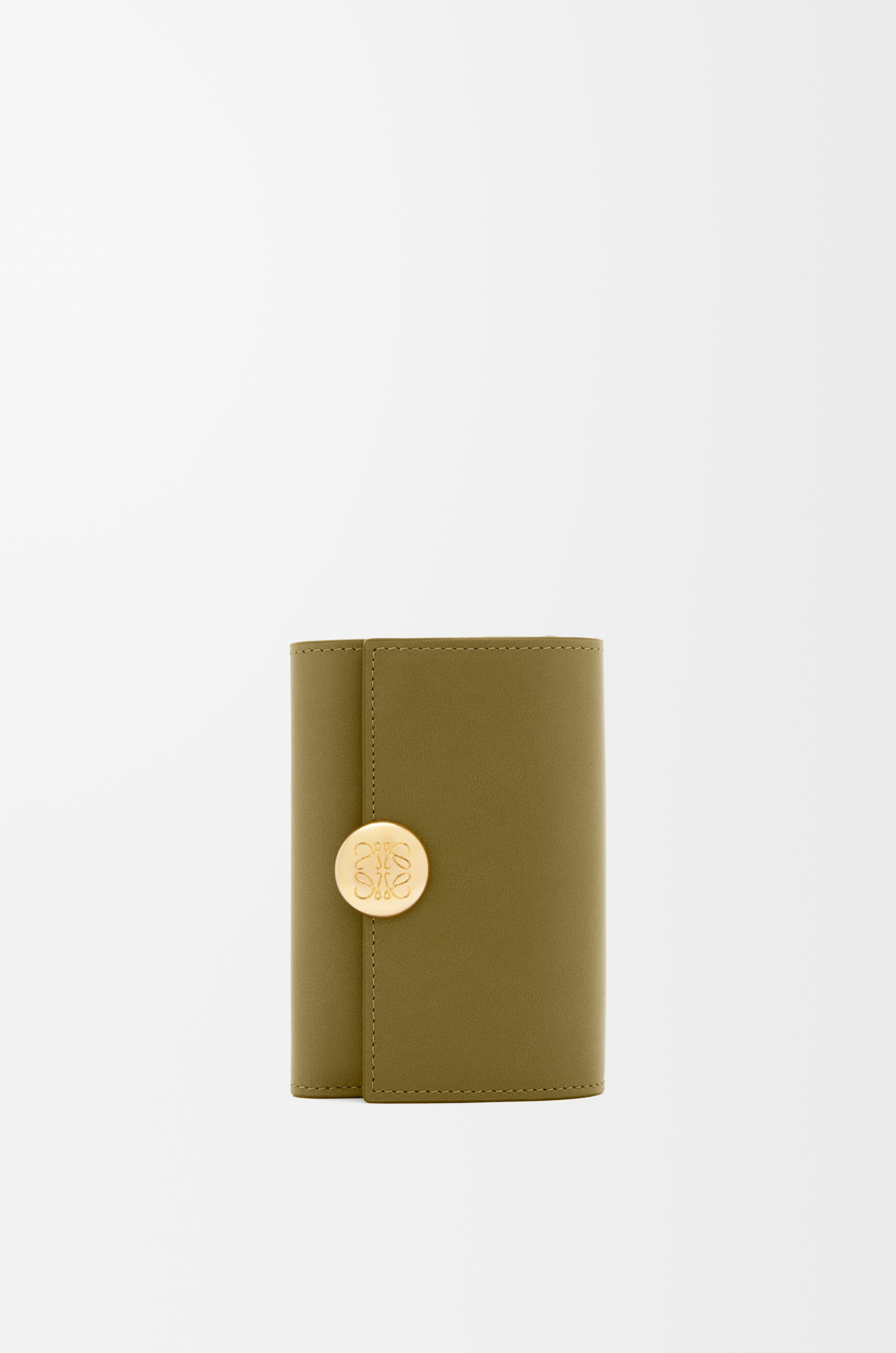 loeve ペブルバーティカルウォレットスモール色オリーブ - 三つ折り財布 