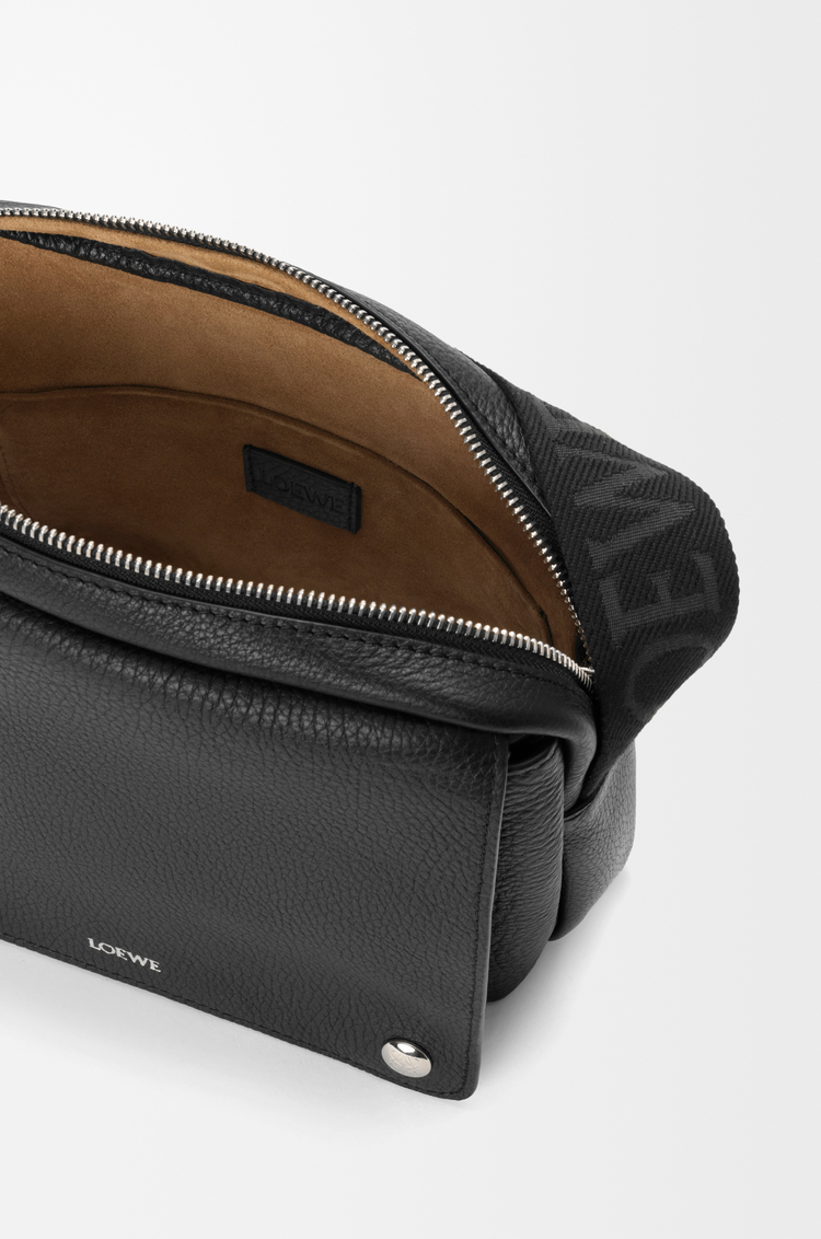 LOEWE Pebble messenger moyen en cuir de veau grainé souple Noir