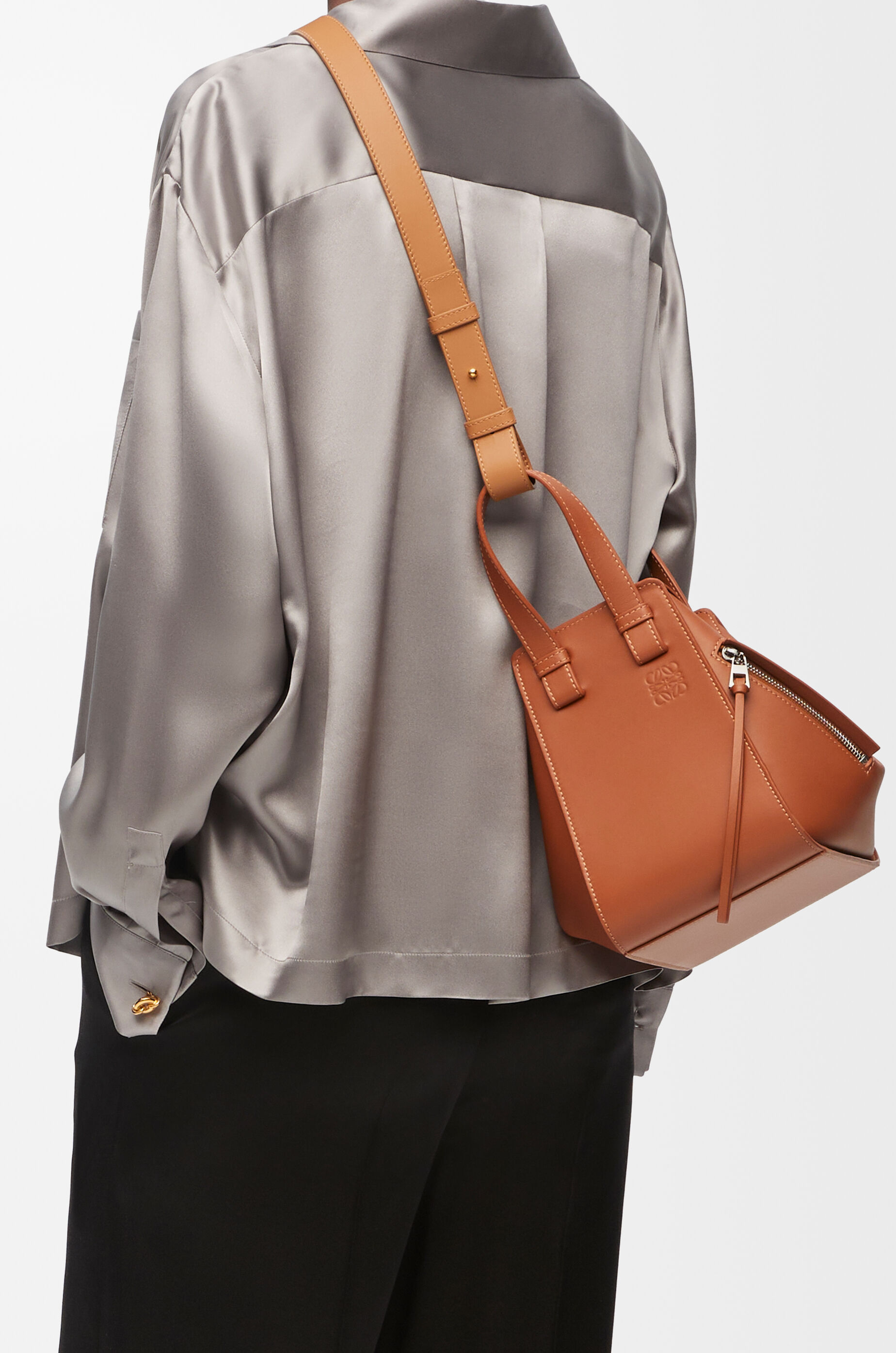 LOEWE Small Hammock bag in classic calfskin Tan