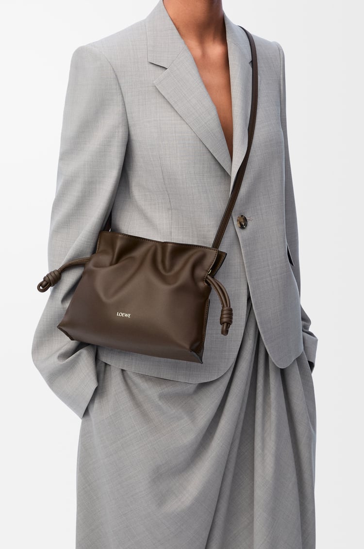 LOEWE 迷你納帕小牛皮 Flamenco 手拿包 巧克力色