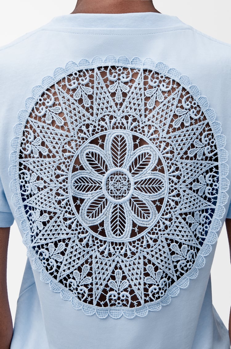 LOEWE Camiseta con encaje en algodón Azul Cielo