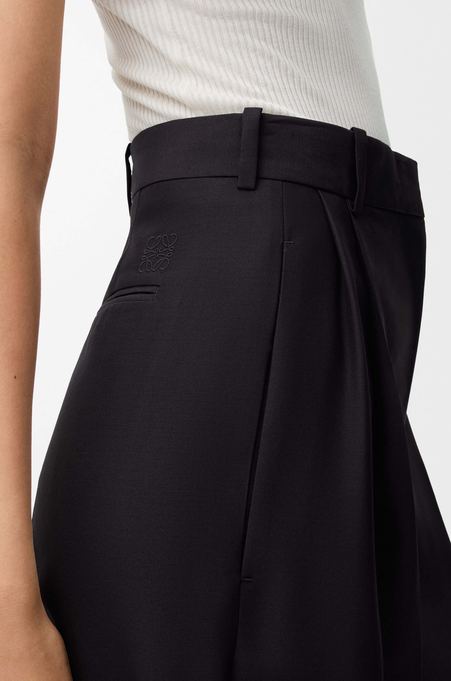 Trousers in wool and silk Black - LOEWE