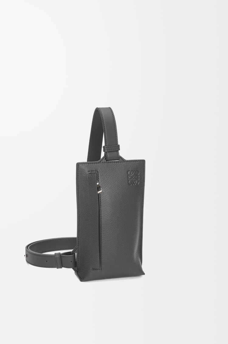 LOEWE 柔软粒面牛皮革竖款 T Pocket 小袋 煤灰色