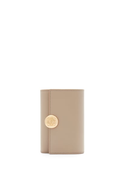 LOEWE Pebble small vertical wallet in shiny nappa calfskin Sand plp_rd