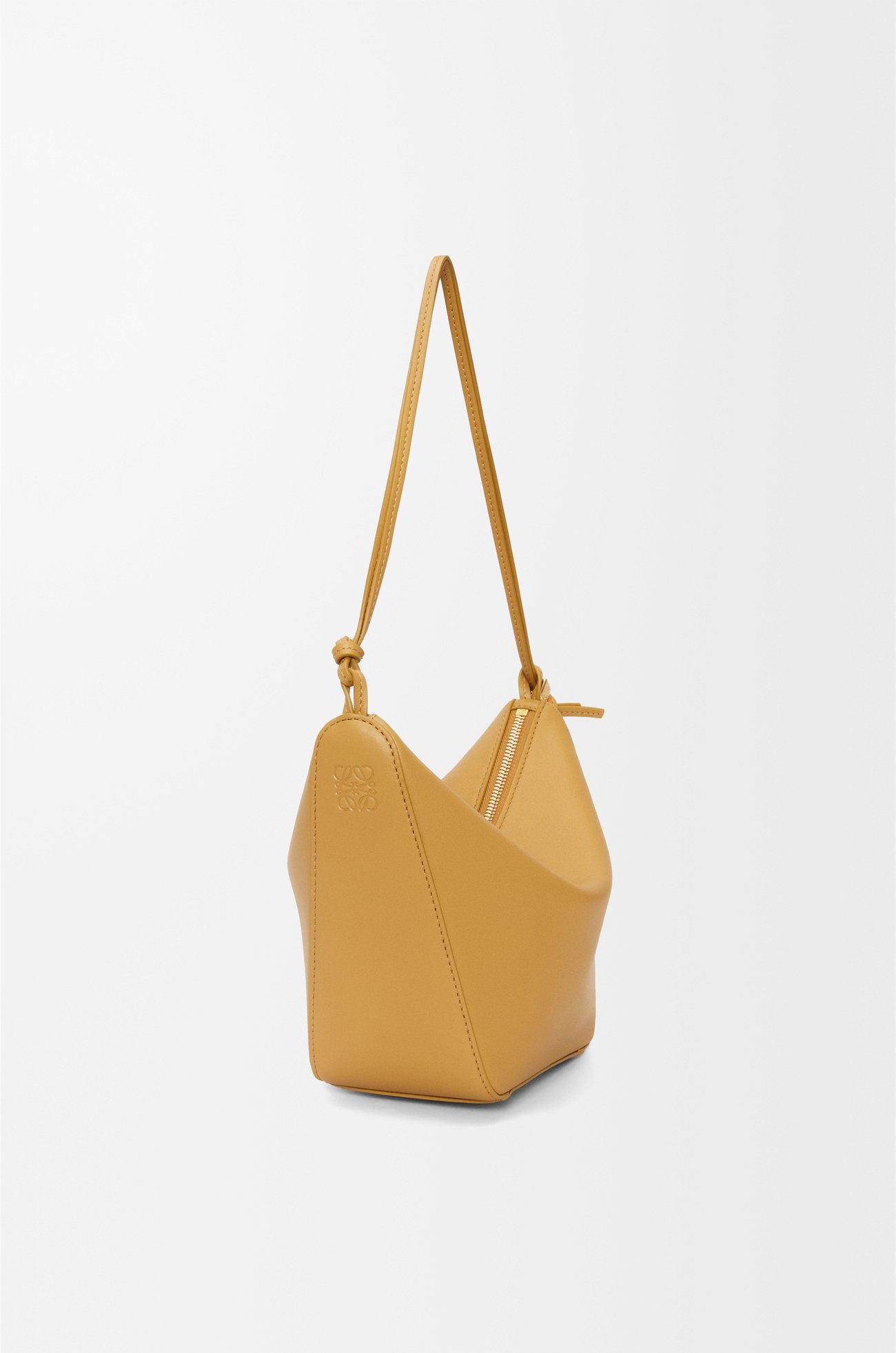 LOEWE Mini Hammock Hobo en piel de ternera Sáhara plp_rd
