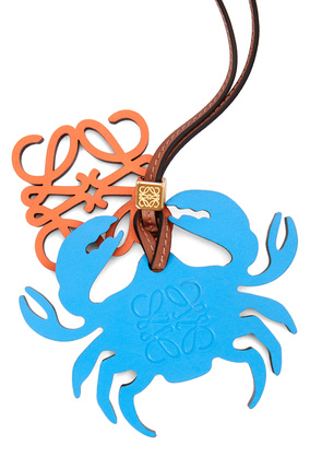 LOEWE 螃蟹造型小牛皮拼黃銅吊飾 九重葛色/青色 plp_rd