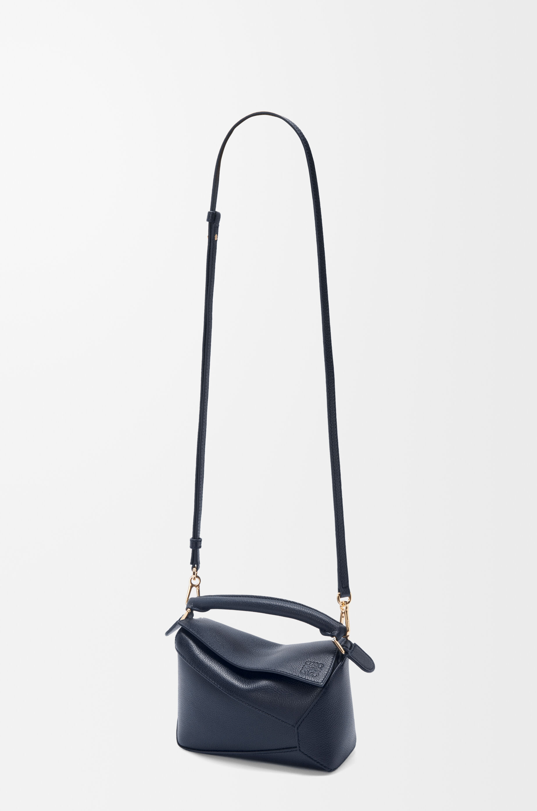 LOEWE ミティアムヘフルハケットハック AANBBBWX010 ABYSSBLUE ミディアムサイズのスムースカーフレザー製ペブルバケットバッグ