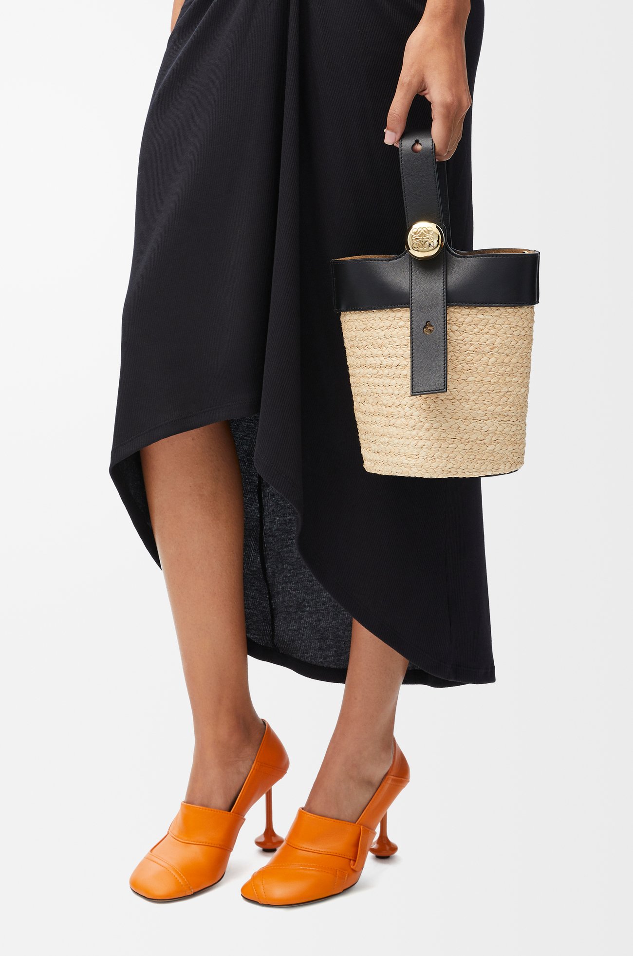 LOEWE Mini Pebble bucket in raffia and calfskin Natural/Black