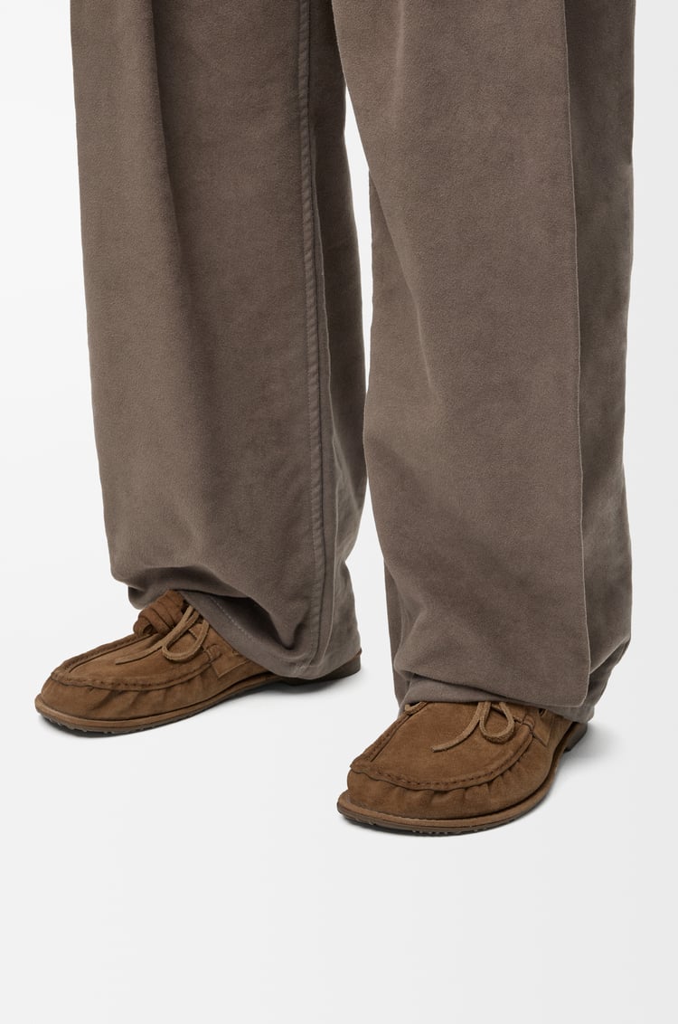 LOEWE Chaussures bateau Campo en veau velours Marron