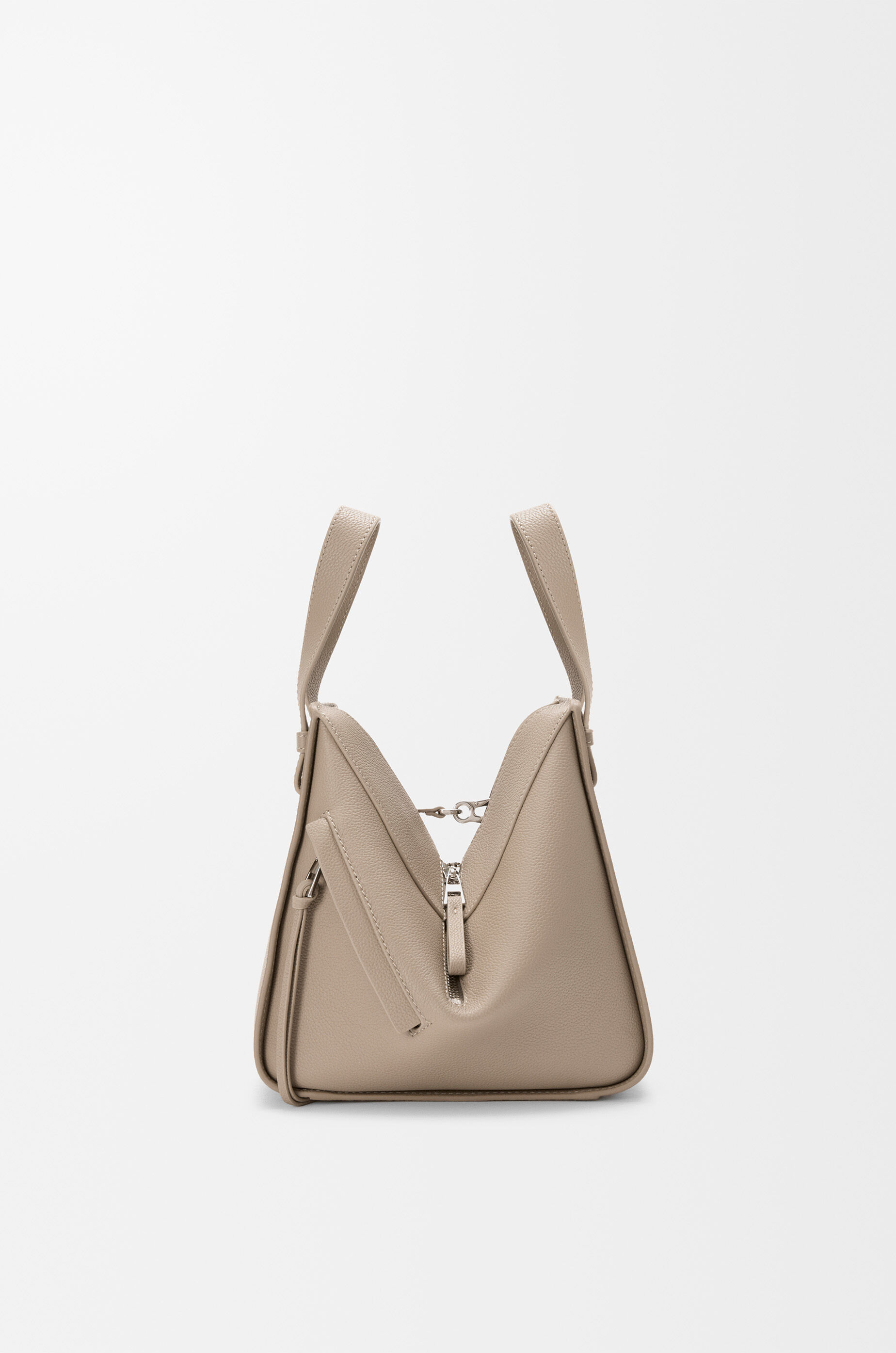 ハンモックバッグ コンパクト（ソフトグレインカーフ） ブラウン - LOEWE