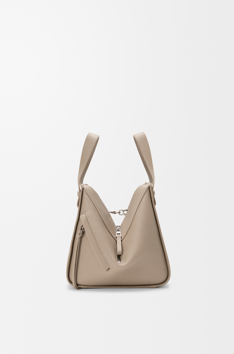 LOEWE ハンモックバッグ コンパクト（ソフトグレインカーフ） クレイ