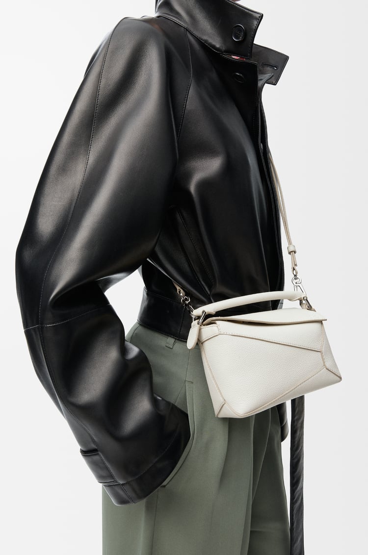 LOEWE Mini sac Puzzle Edge en cuir de veau grainé souple Blanc Doux