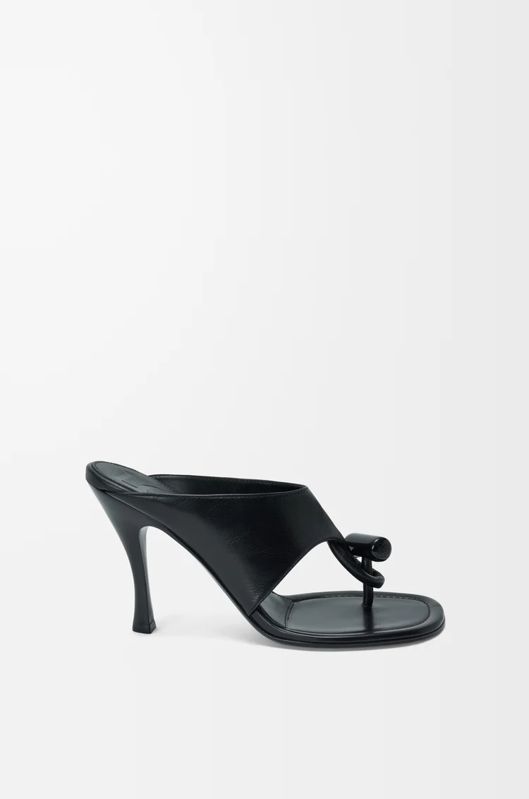 LOEWE Toggle Sandale aus glänzendem glattem Kalbsleder Schwarz