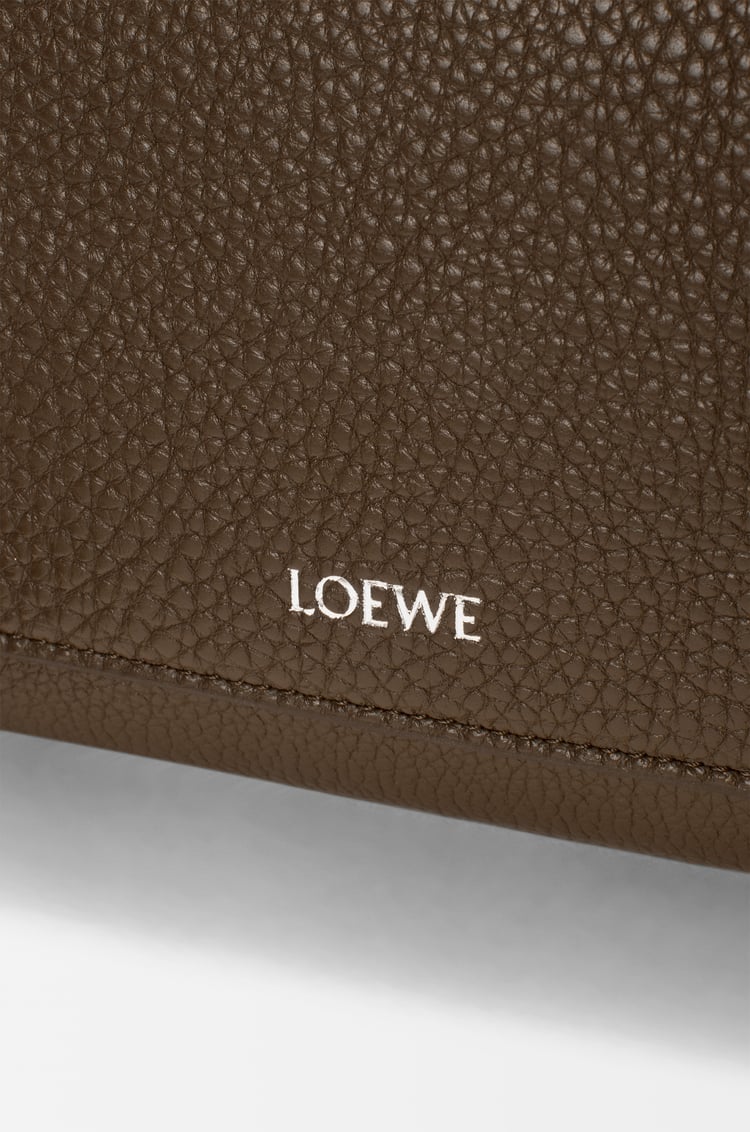 LOEWE Bolso Pebble messenger pequeño en piel de ternera graneada Tundra