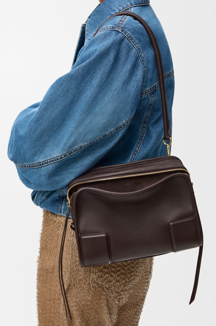 LOEWE Bolso Amazona 180 pequeño en piel de ternera suave Brownie Oscuro