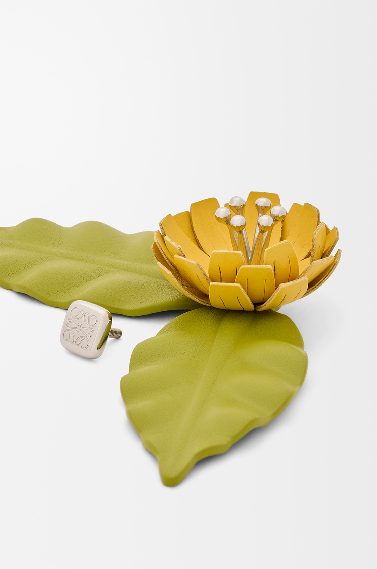 LOEWE 小牛皮花朵別針 黃色