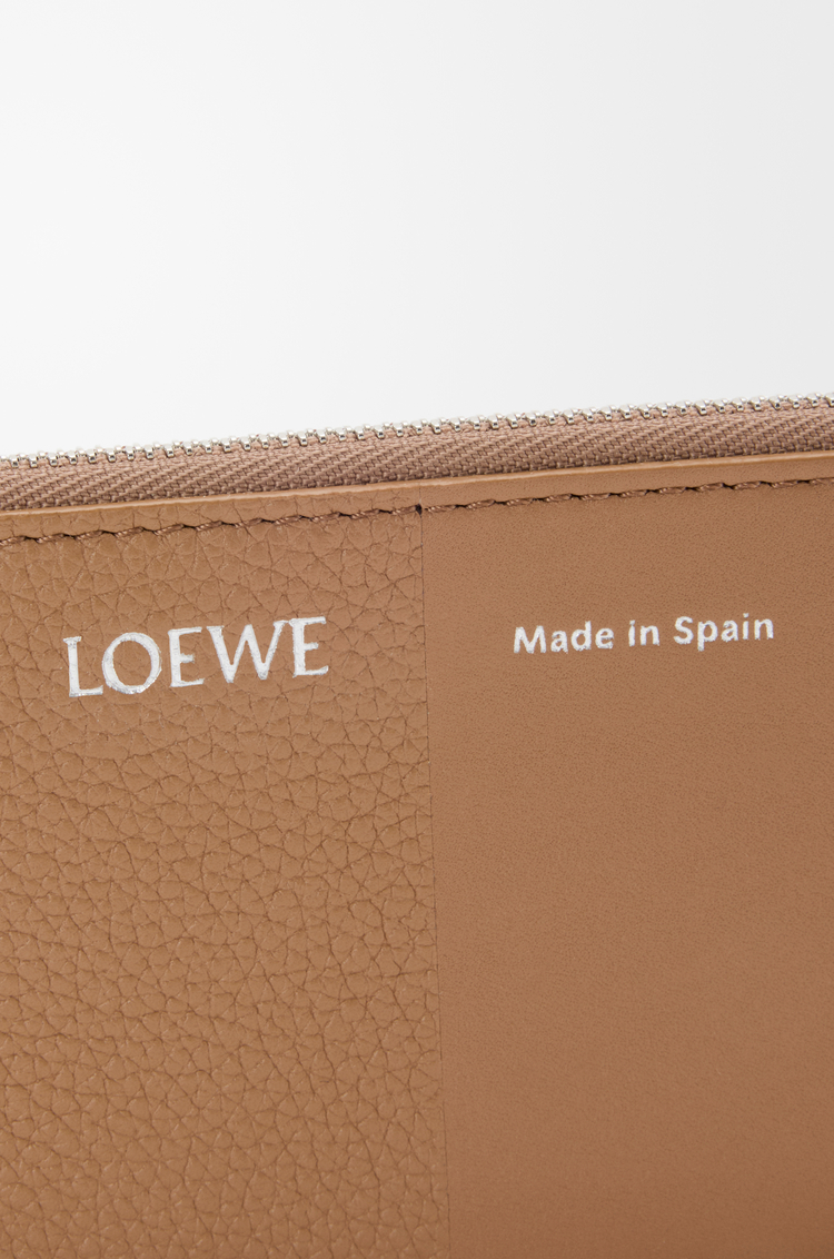 LOEWE 光滑粒面牛皮革硬币卡包 摩卡色