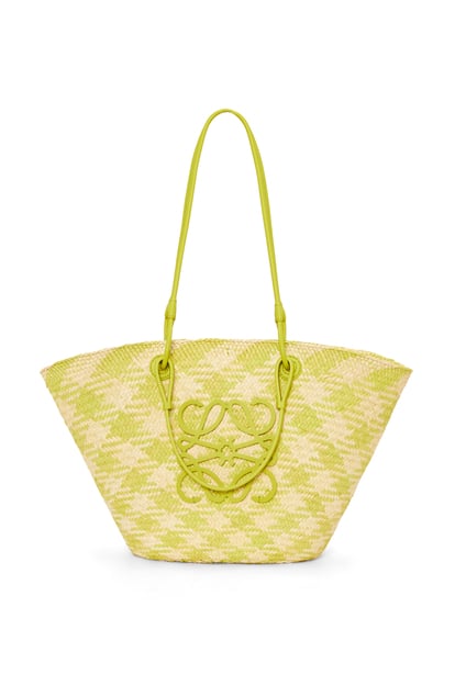 LOEWE Anagram Basket bag in iraca palm and calfskin 自然色/萊姆綠 plp_rd