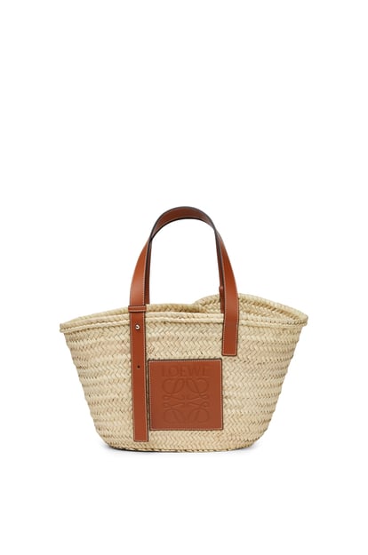 LOEWE Basket bag in palm leaf and calfskin 自然色/棕褐色 plp_rd
