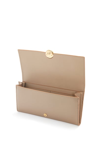 LOEWE Pebble continental wallet in shiny nappa calfskin Sand plp_rd