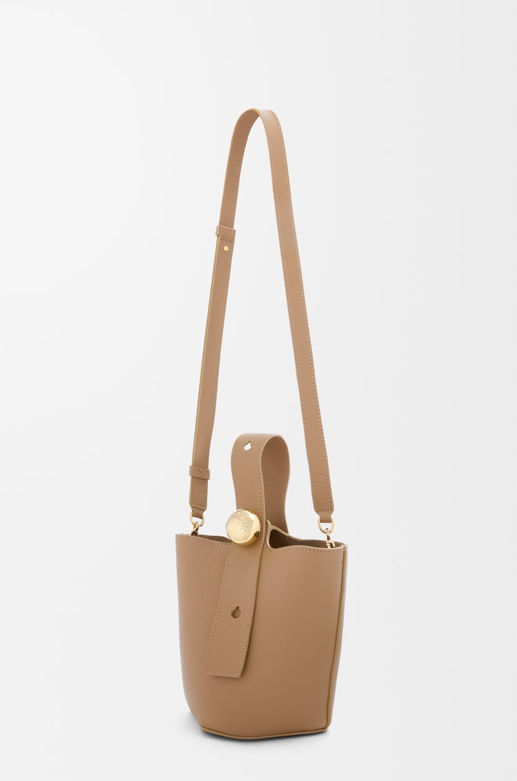 LOEWE Borsa a secchiello Pebble mini in morbida pelle di vitello granata Latte